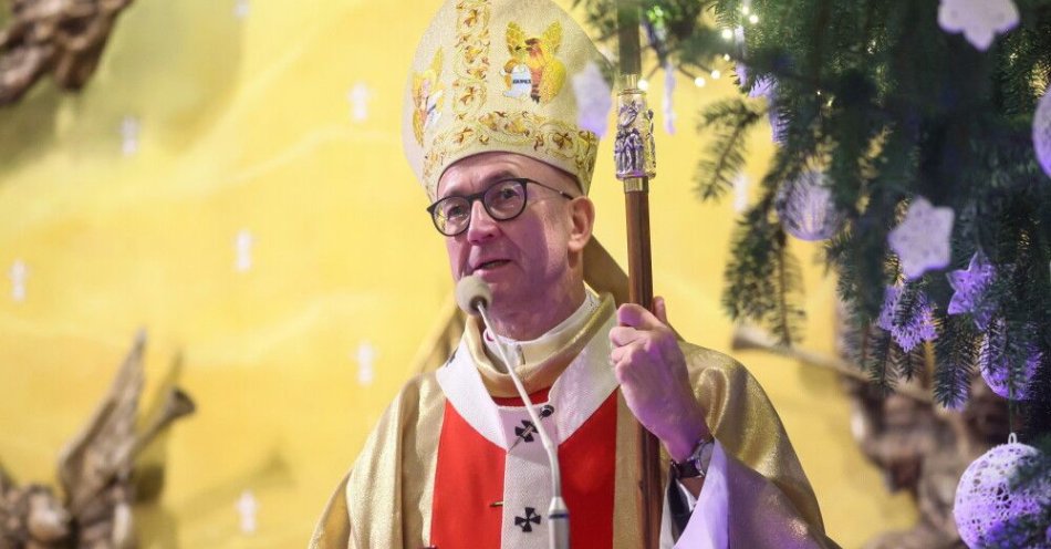 zdjęcie: Abp Galbas: nie wolno sprowadzać świąt Bożego Narodzenia do szopki / Piaseczno, 24.12.2025. Metropolita warszawski abp Adrian Galbas podczas pasterki w Sanktuarium Matki Bożej Różańcowej Pośredniczki Wszelkich Łask w Piasecznie, w nocy z 24 na 25 bm. Pasterka upamiętnia oczekiwanie i modlitwę pasterzy zmierzających do Betlejem. W Polsce jest jedną z najważniejszych świątecznych tradycji. (mr) PAP/Leszek Szymański