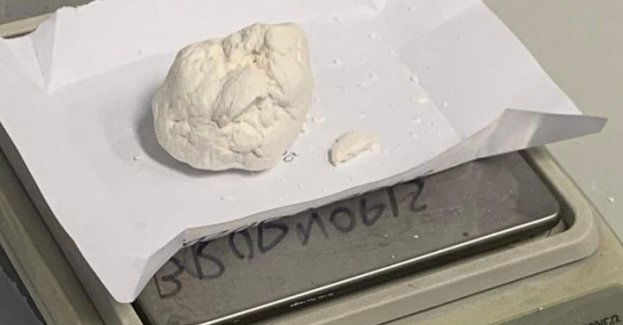 Kilkadziesiąt porcji narkotyków zabezpieczonych przez ząbkowickich policjantów i tymczasowe aresztowanie dla podejrzanego 27-latka