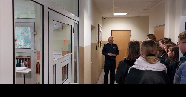 Wizyta młodzieży w wieruszowskiej komendzie