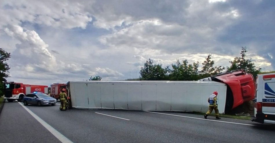 zdjęcie: Groźne zdarzenie z udziałem pojazdu ciężarowego na drodze krajowej nr 91 / fot. KPP Aleksandrów