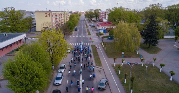 Ruszyli na rowerach z Kalisza do stolicy z czekiem na 72 tys. zł