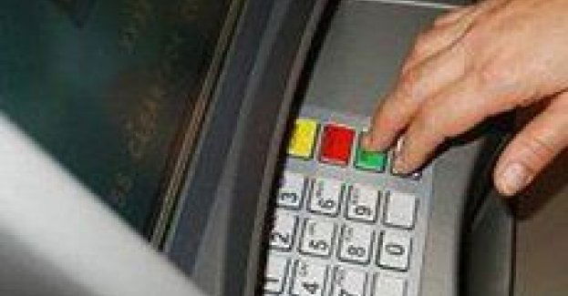 Uważaj pobierając pieniądze z bankomatu