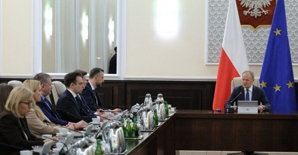 zdjęcie: KPRM: rząd upoważnił w uchwale ministrów obrony i finansów do podpisania umowy dotyczącej SAFE / Warszawa, 13.03.2026. Premier Donald Tusk (P) na nadzwyczajnym posiedzeniu rządu w siedzibie KPRM w Warszawie, 13 bm. Posiedzenie zapowiedział w czwartek szef polskiego rządu po tym, jak prezydent Karol Nawrocki poinformował, że nie podpisze ustawy wdrażającej unijny program SAFE. (amb) PAP/Paweł Supernak
