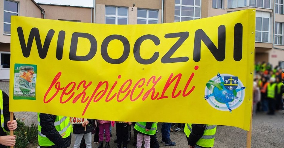 zdjęcie: WIDOCZNI BEZPIECZNI w Piątku policja promuje odblaski / fot. KPP w Łęczycy