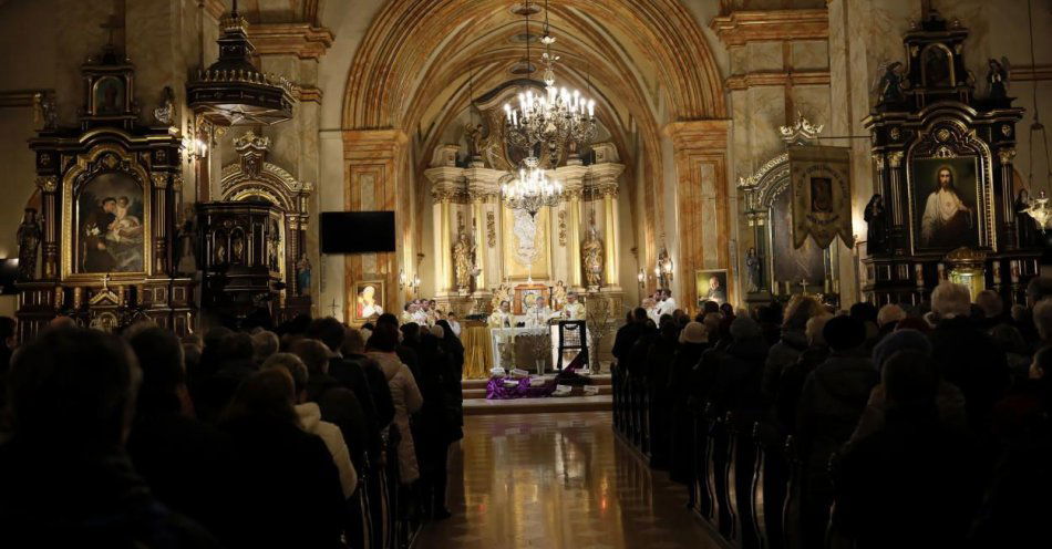 zdjęcie: Wadowiczanie modlili się w obronie czci Jana Pawła II / fot. PAP