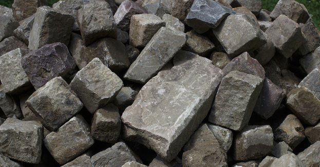 Rzucał kostką brukową w samochody; został zatrzymany