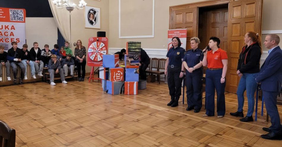 zdjęcie: Bądźmy bezpieczni na drodze. Edukacja i pokazy w Inowrocławiu / fot. KPP Inowrocław