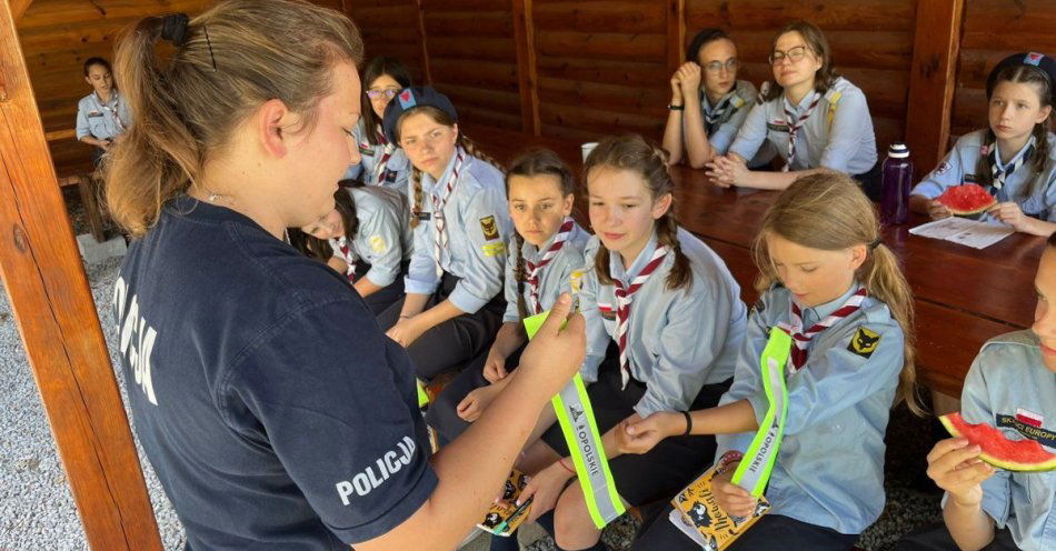 zdjęcie: Wakacyjne spotkanie z harcerzami / fot. KPP Namysłów