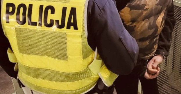 Policjant na wolnym zatrzymał poszukiwanego w sklepie