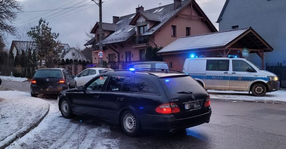 zdjęcie: Uciekał, bo nie miał uprawnień i był pod wpływem narkotyków, został zatrzymany. Jechał z dwójką pasażerów, którzy byli poszukiwani. / fot. KMP w Gdańsku