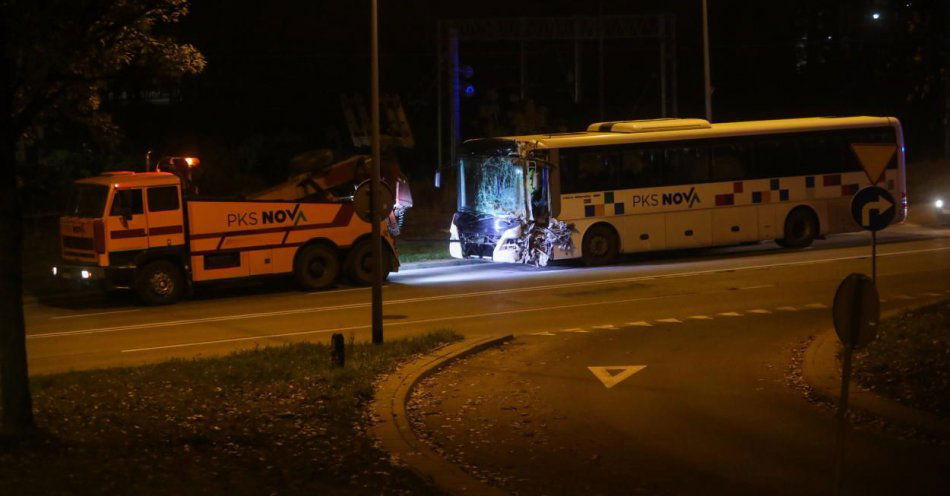 zdjęcie: Zasłabnięcie kierowcy prawdopodobnie przyczyną wypadku autobusu / fot. PAP