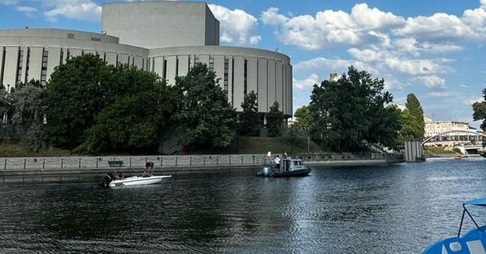 zdjęcie: Bydgoscy „wodniacy” pomogli załodze łodzi motorowej / fot. KWP w Bydgoszczy