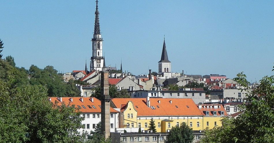 zdjęcie: Ząbkowice Śląskie: miasto na Przedgórzu Sudeckim / Halicki/CC BY-SA 3.0 PL DEED/https://creativecommons.org/licenses/by-sa/3.0/pl/deed.en