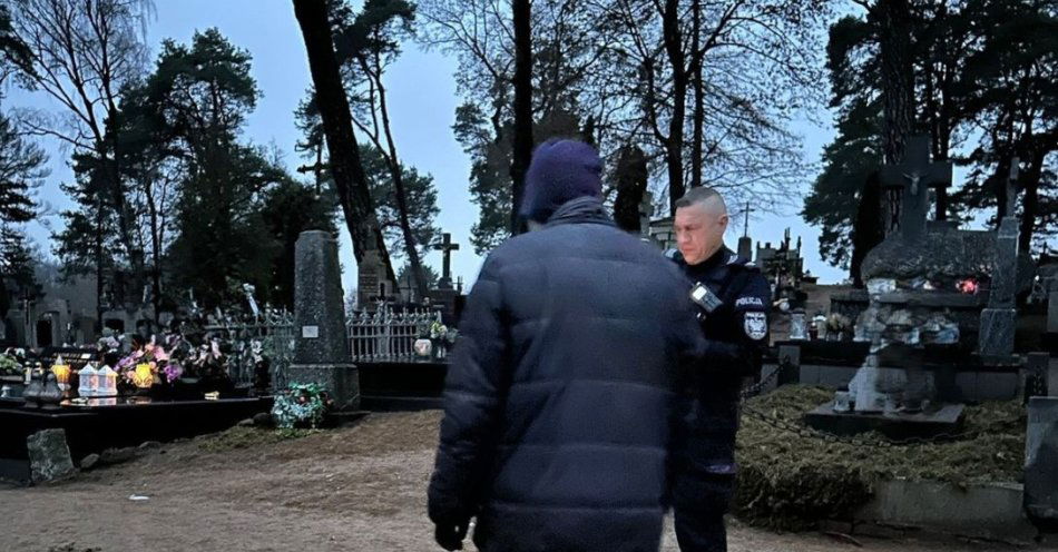 zdjęcie: Policjanci odnaleźli na cmentarzu zagubionego 63 letniego mężczyznę / fot. KPP Sejny
