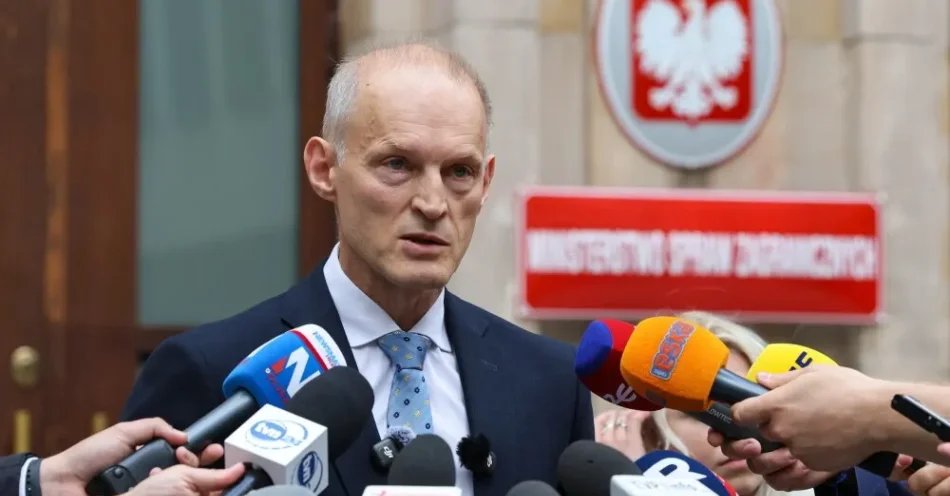 zdjęcie: Wiceszef MSZ: prawdopodobnie 12 osób hospitalizowanych na Węgrzech w środę opuści szpitale / Warszawa, 18.08.2026. Wiceminister spraw zagranicznych Wojciech Zajączkowski podczas briefingu prasowego nt. pomocy dla poszkodowanych w wypadku na Węgrzech, 18 bm. przed siedzibą MSZ w Warszawie. (ad) PAP/Paweł Supernak