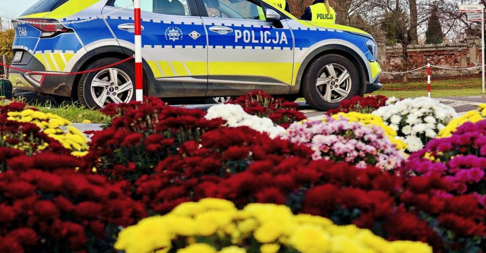 zdjęcie: Spokój przy cmentarzach w powiecie łaskim podczas Wszystkich Świętych / fot. KPP w Łasku