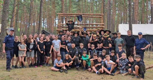 Mundurowi odwiedzili obóz harcerski w Nowej Wsi Zbąskiej