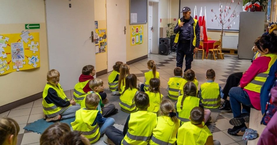zdjęcie: Szkoła w Wierzchach promuje odblaski z dzielnicowym / fot. KPP w Świeciu