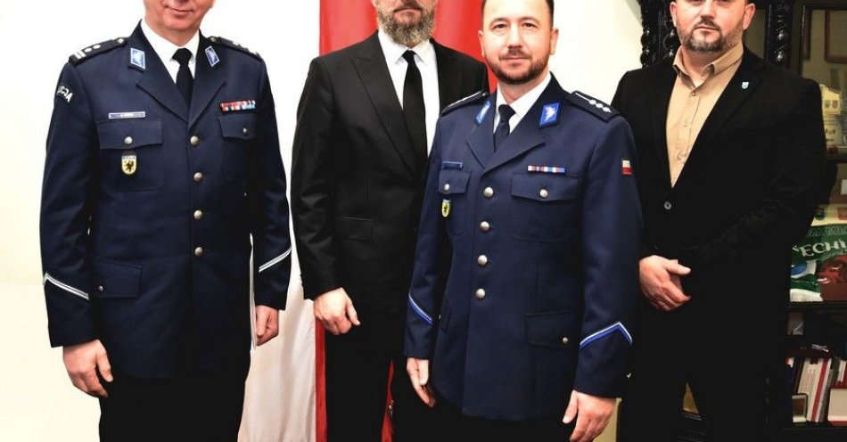 zdjęcie: Nowi kierownicy posterunków w Skarszewach i Kaliskach / fot. KPP w Starogardzie Gdańskim