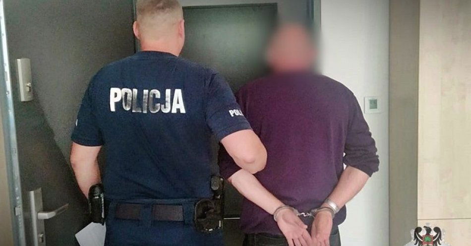 zdjęcie: Dwóch poszukiwanych w rękach wałbrzyskich policjantów. Pierwszy trafi do więzienia za oszustwa, drugi brał udział w zorganizowanej grupie przestępczej / fot. KMP w Wałbrzychu