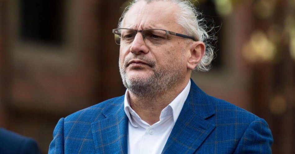 zdjęcie: Senator Lenz: zabieg mojego syna w szpitalu w Aleksandrowie Kujawskim z zachowaniem procedur / Toruń, 04.10.2023. Kampania wyborcza do parlamentu 2023. Poseł  Koalicji Obywatelskiej Tomasz Lenz podczas spotkania z mieszkańcami na Rynku Staromiejskim w Toruniu, 4 bm. (tż/awol) PAP/Tytus Żmijewski