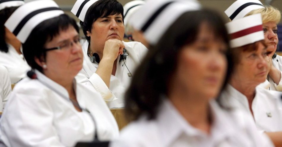 zdjęcie: Pielęgniarki w sądach walczą o minimum, jakie ustawa przypisuje pracownikom z tytułem magistra i specjalizacją / fot. PAP