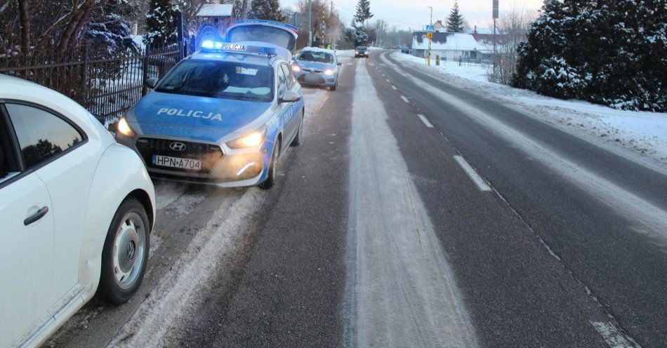 zdjęcie: Policjanci ustalają przyczyny wypadku z udziałem pieszej / fot. KPP w Pruszczu Gdańskim