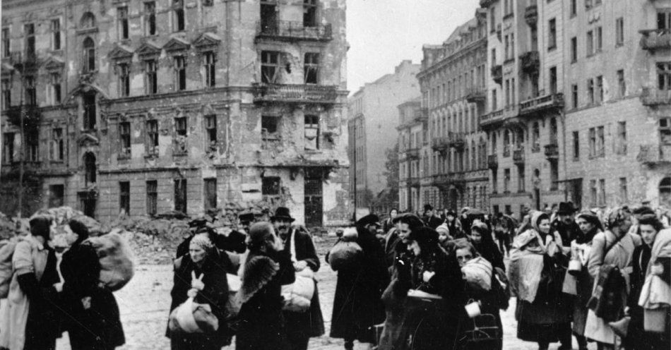 zdjęcie: Skutki strat poniesionych w czasie wojny Warszawa odczuwała przez dekady / fot. PAP