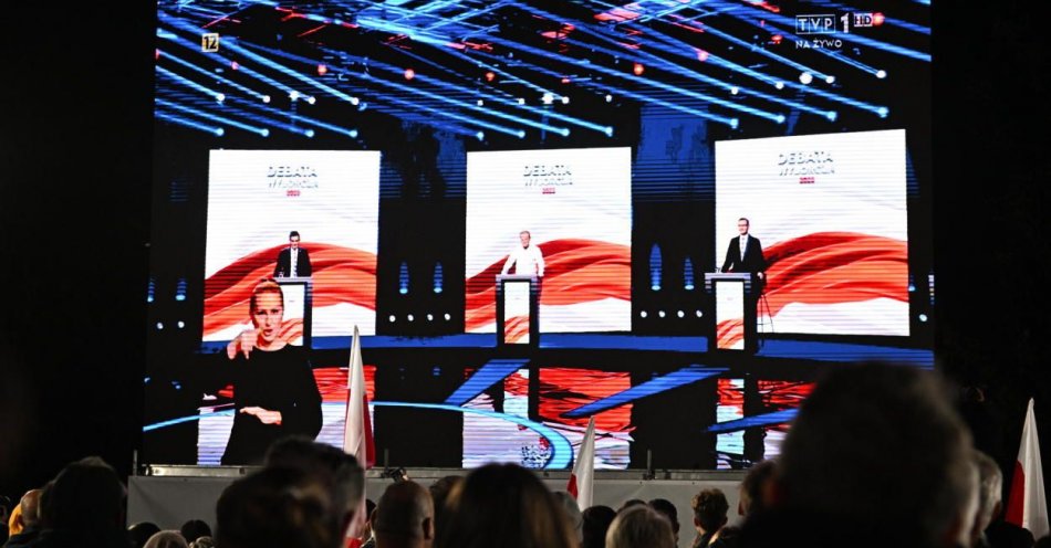 zdjęcie: Debata w TVP głównie między M. Morawieckim i D. Tuskiem; w tle wazon od Putina i zaproszenie na debatę dla prezesa PiS / fot. PAP