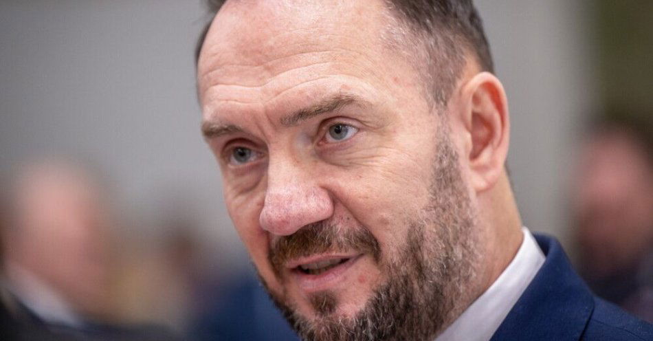 zdjęcie: Wiceszef MSWiA: niewykluczone działania prewencyjne policji w związku ze ślubowaniem sędziów TK / Grudziądz, 16.01.2025. Sekretarz stanu w Ministerstwie Spraw Wewnętrznych i Administracji Tomasz Szymański podczas inauguracji współpracy pomiędzy Wojskowymi Zakładami Uzbrojenia S.A. a firmą Raytheon Polska w ramach Centrum Eksperckiego Wiązek Kablowych na terenie WZU S.A. w Grudziądzu, 16 bm. (sko) PAP/Tytus Żmijewski