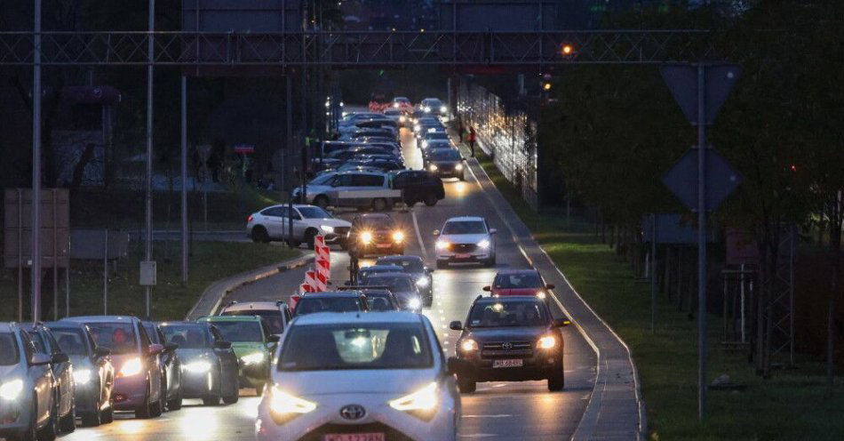 zdjęcie: Warszawa: duże natężenie ruchu na trasach wlotowych i w pobliżu nekropolii / Warszawa, 01.11.2025. Wzmożony ruch samochodowy na drodze dojazdowej na Cmentarz Powązki Wojskowe w Warszawie, 1 bm. Mieszkańcy Warszawy odwiedzają groby swoich bliskich. W Kościele katolickim 1 listopada przypada uroczystość Wszystkich Świętych. (sko) PAP/Albert Zawada