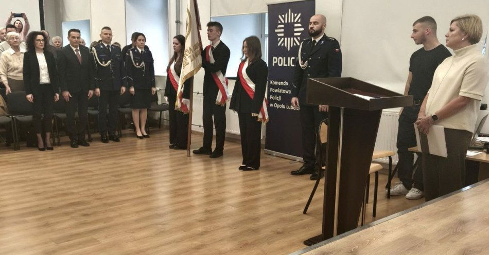 zdjęcie: Nowi kadeci złożyli ślubowanie w LO im. Mickiewicza / fot. KPP Opole Lubelskie