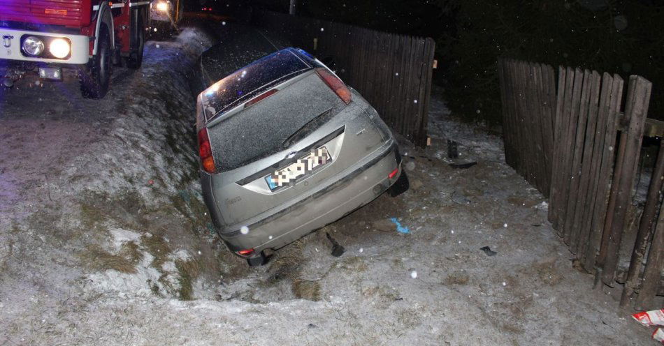 zdjęcie: Nietrzeźwy kierowca wjechał do rowu. Pasażerka w szpitalu / fot. KMP w Tarnowie