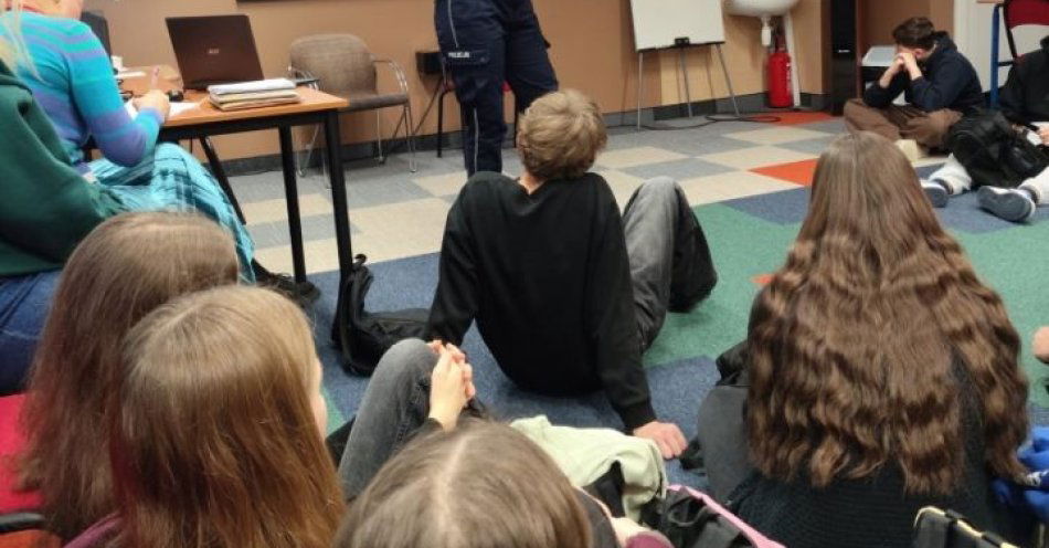 zdjęcie: Policjantka rozmawiała z ósmoklasistami o hejcie i odpowiedzialności / fot. KMP w Gdyni