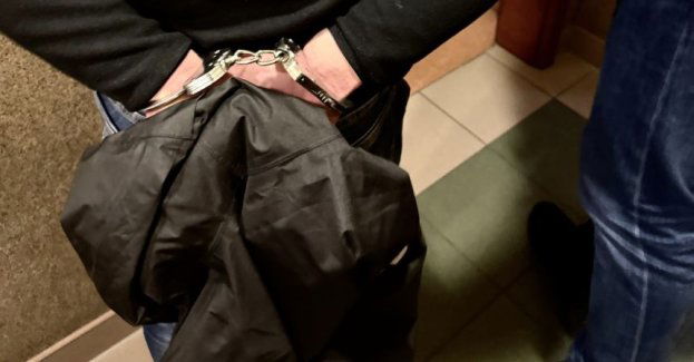 Poszukiwany 25-latek ukrył się w wynajętym apartamencie w Jastarni, a z pomocą  przyjechali do niego 23-latek poszukiwany przez gdański sąd i 23-latek