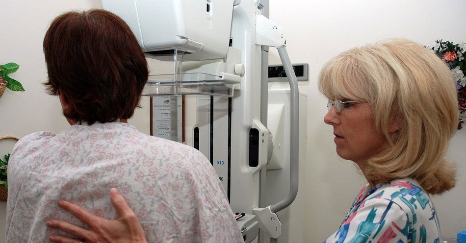 zdjęcie: Mammografia – badanie, które może uratować życie / SAN DIEGO (Sept. 22, 2008) Lead Mammography Technologist Carmen Waters, Naval Medical Center San Diego (NMCSD) Breast Health Center, assists a patient preparing for a mammography. In conjunction with