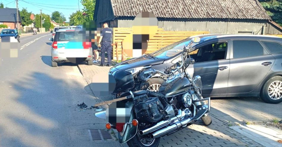 zdjęcie: Zderzenie osobówki z motocyklem w Kamionce. 62-letni motocyklista trafił do szpitala / fot. KPP Lubartów