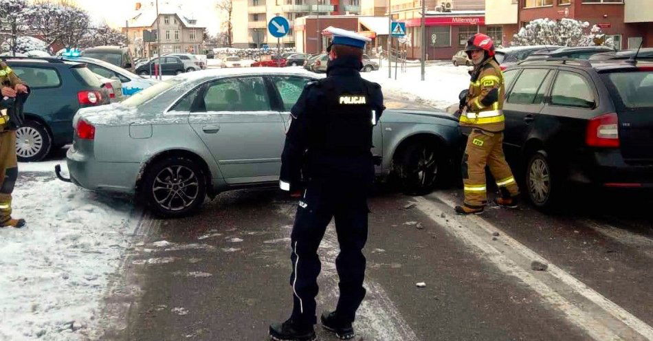 zdjęcie: Policjanci pracowali na miejscu zderzenia dwóch osobówek. / fot. KPP w Kościerzynie