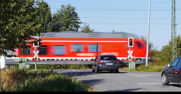 Dwie osoby ranne po zderzeniu auta z pociągiem w Gryficach