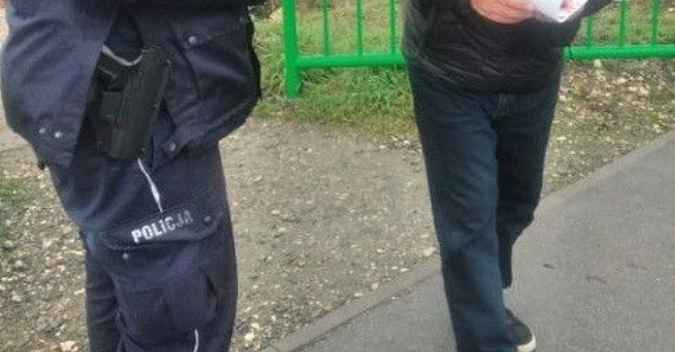 zdjęcie: Dzielnicowy uczy mieszkańców jak nie paść ofiarą oszustwa / fot. KMP w Proszowicach