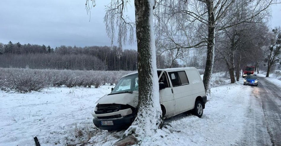 zdjęcie: Policjanci pracowali na miejscu wypadku drogowego / fot. KPP w Braniewie