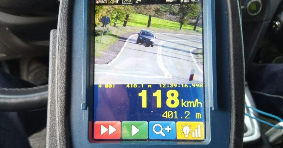 zdjęcie: Na liczniku 118 km/h, w systemie zakaz prowadzenia pojazdami, a w organizmie 3,5 promila alkoholu. 53-latek zatrzymany po policyjnym pościgu / fot. KPP w Ciechanowie