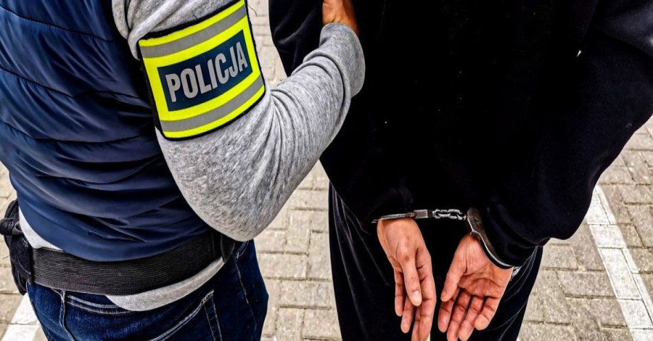 zdjęcie: Włamywacz w rękach policjantów / fot. KMP Białystok