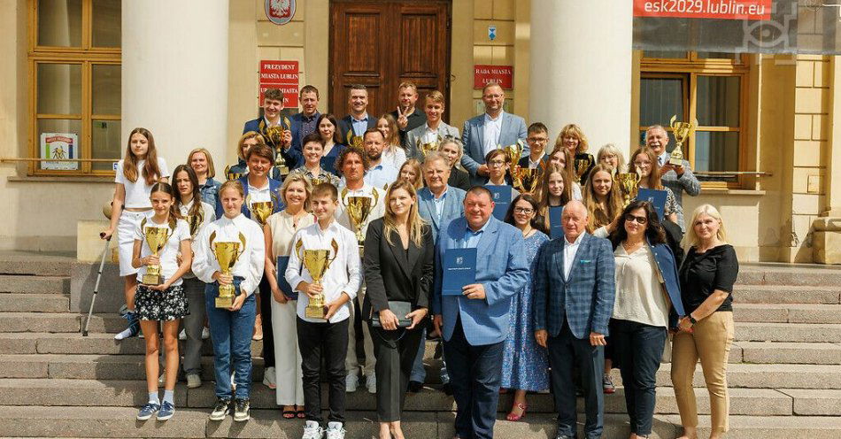 zdjęcie: Zwycięzcy XXVIII edycji Współzawodnictwa Sportowego Szkół Miasta Lublin / fot. UM Lublin / zwycięzcy XXVIII edycji Współzawodnictwa Sportowego Szkół Miasta Lublin zdjęcie grupowe przed ratuszem