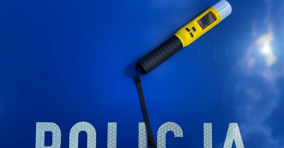 zdjęcie: Był nietrzeźwy i wjechał na łąkę. zatrzymali go świadkowie / fot. KPP Kolno