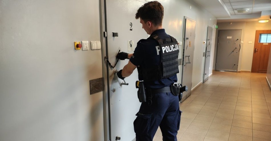 zdjęcie: Uderzył oplem w ogrodzenie i uciekł, szybko zatrzymali go policjanci / fot. KPP w Sieradzu