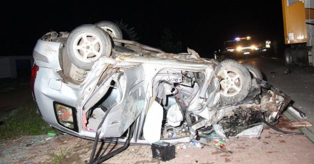 Uderzył w naczepę ciężarówki i dachował. Jechał bez uprawnień, mając 2,5 promila alkoholu w organizmie