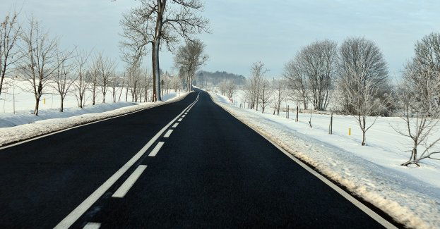 GDDKiA ostrzega przed śliskimi drogami, śniegiem i śniegiem z deszczem