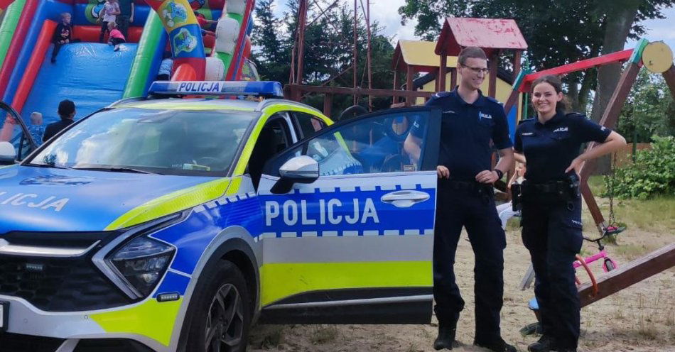 zdjęcie: Mundurowi razem z mieszkańcami Miedzna witali wakacje i rozmawiali o szeroko rozumianym bezpieczeństwie / fot. KPP w Świeciu