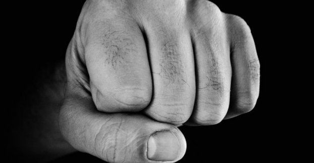 Agresywny mężczyzna aresztowany; zaatakował kobietę, rzucał kostką brukową w budynek